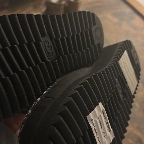 Brand new w graffiti uggs - Picture 2 of 4